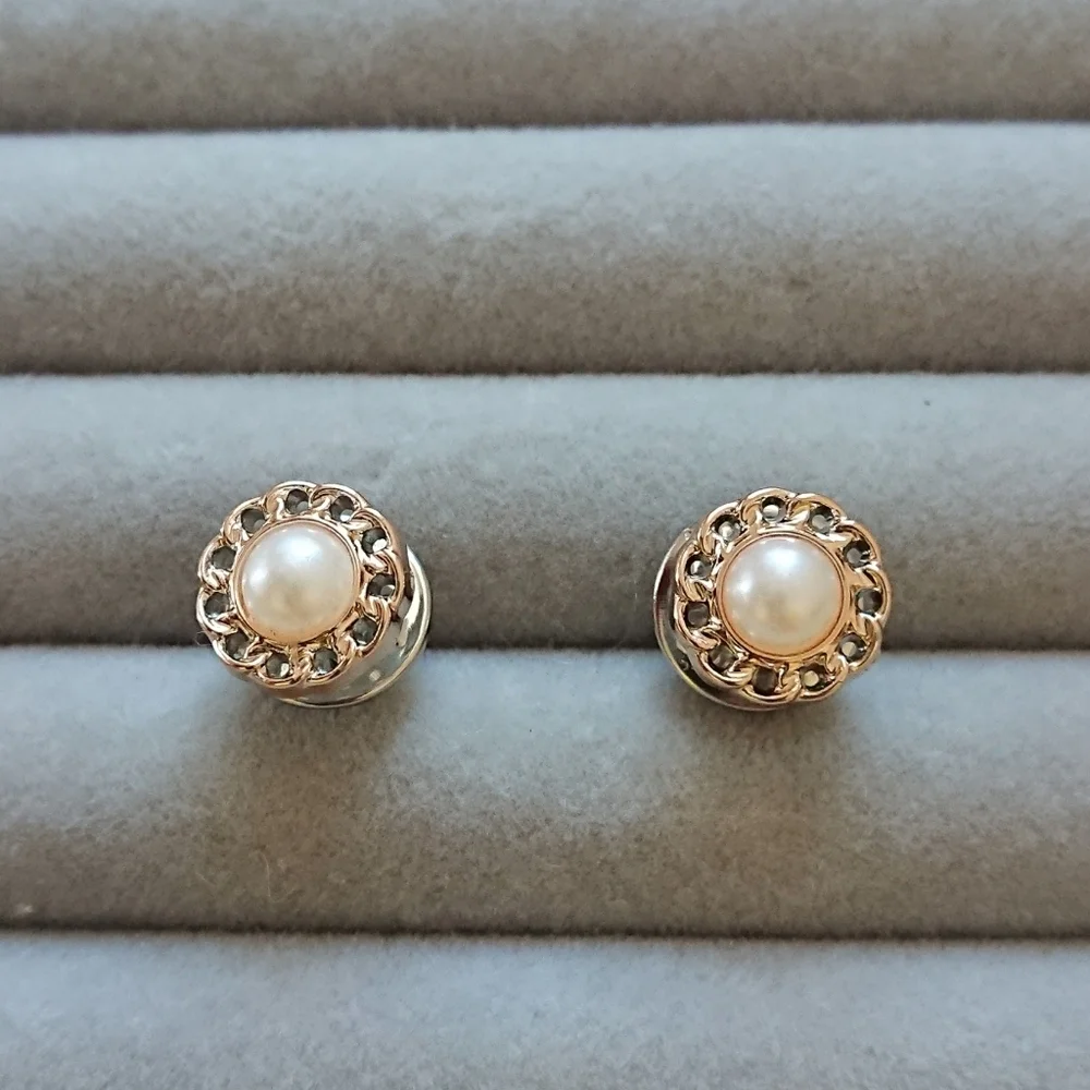 Elegant Gold tone and faux Pearl surrounded by a chain link border brooch/pins